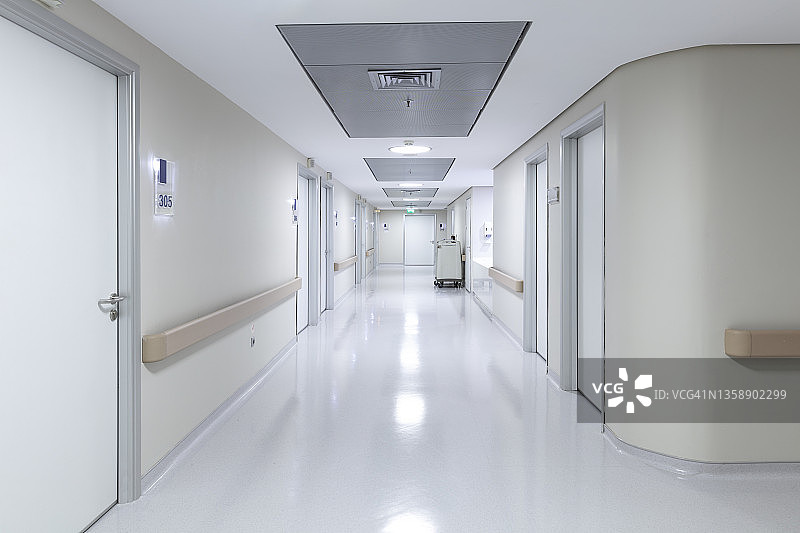 现代医院空荡荡的走廊图片素材