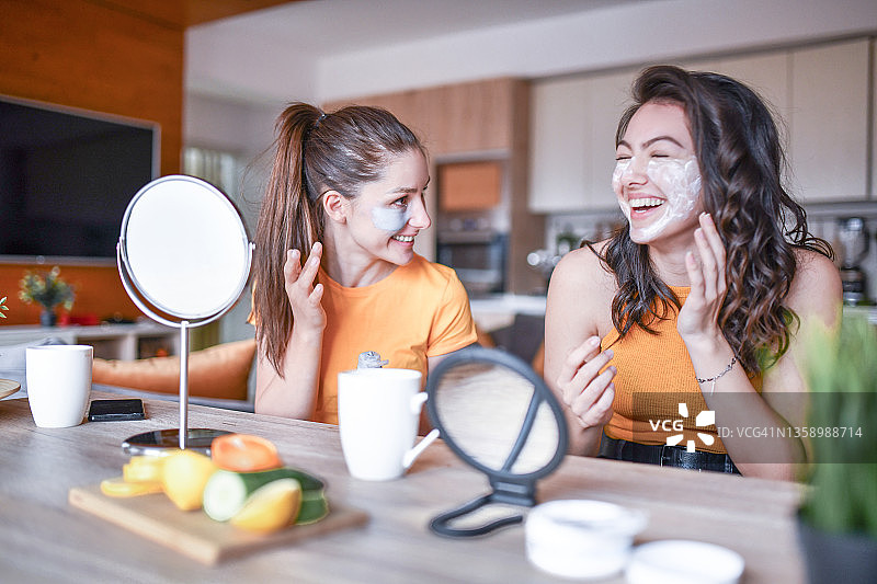两位女性在一起享受护肤和咖啡时光图片素材