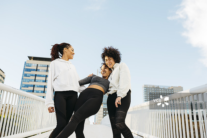 锻炼前的三个女人图片素材