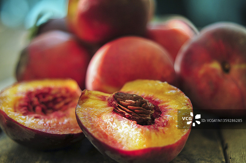 新鲜多汁的桃子与叶在黑色的木制乡村背景图片素材
