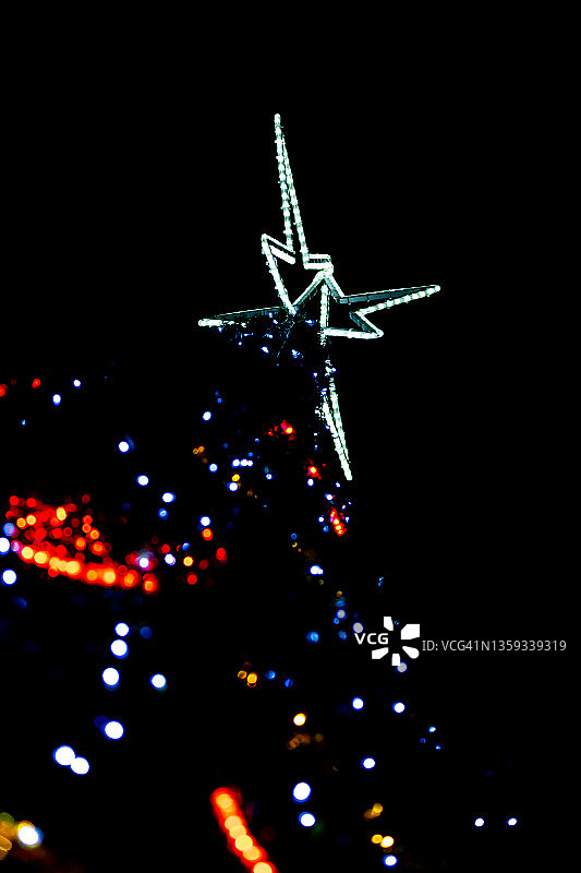圣诞树上的彩灯。照片拍摄于夜间。图片素材