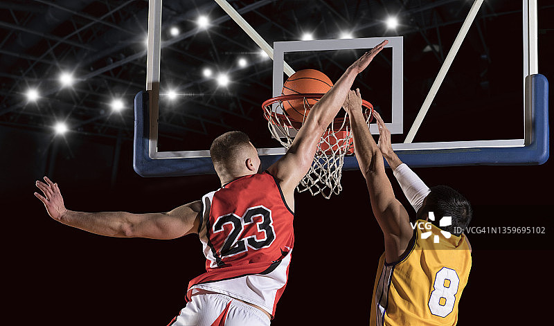 两个篮球运动员在比赛图片素材
