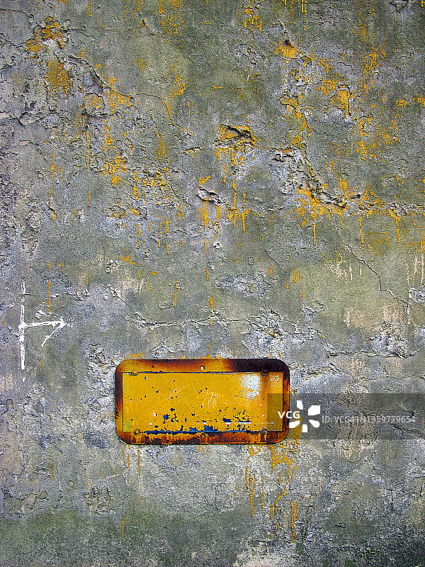 空荡荡的灰色和黄色的混凝土墙和生锈的金属板在布鲁塞尔图片素材