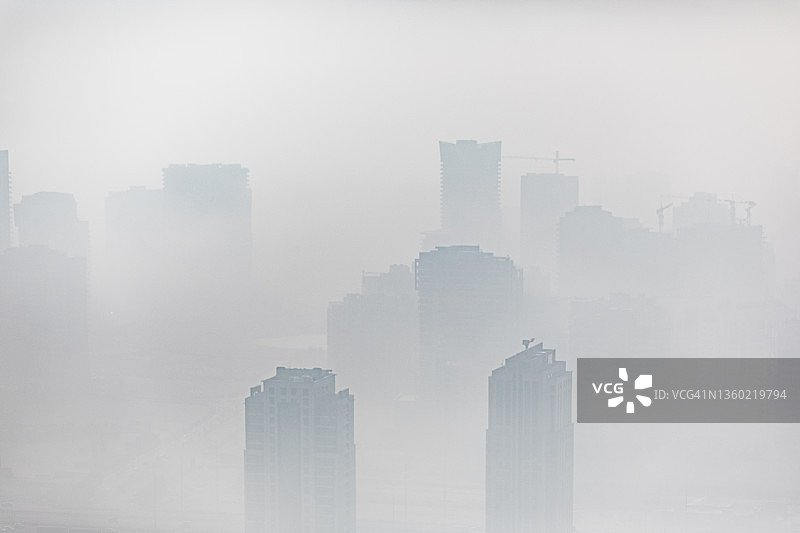 阿拉伯联合酋长国迪拜，清晨的大雾笼罩着城市摩天大楼图片素材