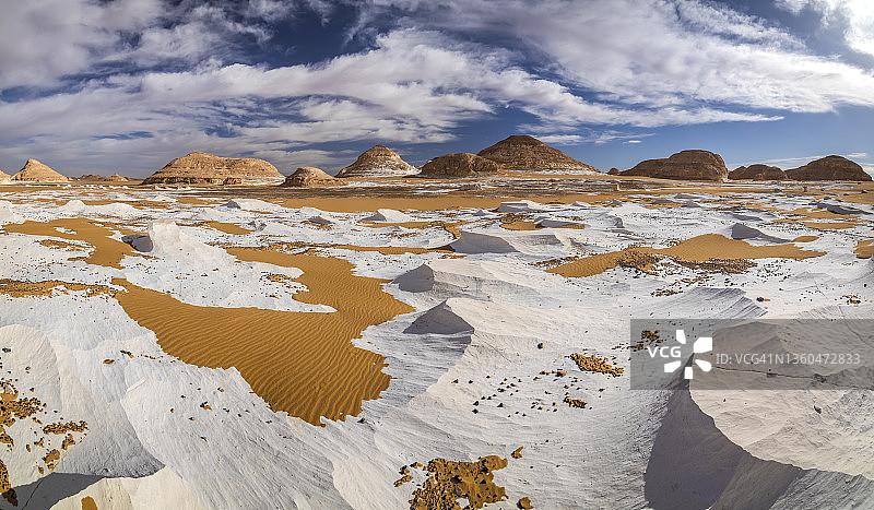 白垩岩在日出的白色沙漠中形成。埃及,撒哈拉沙漠图片素材