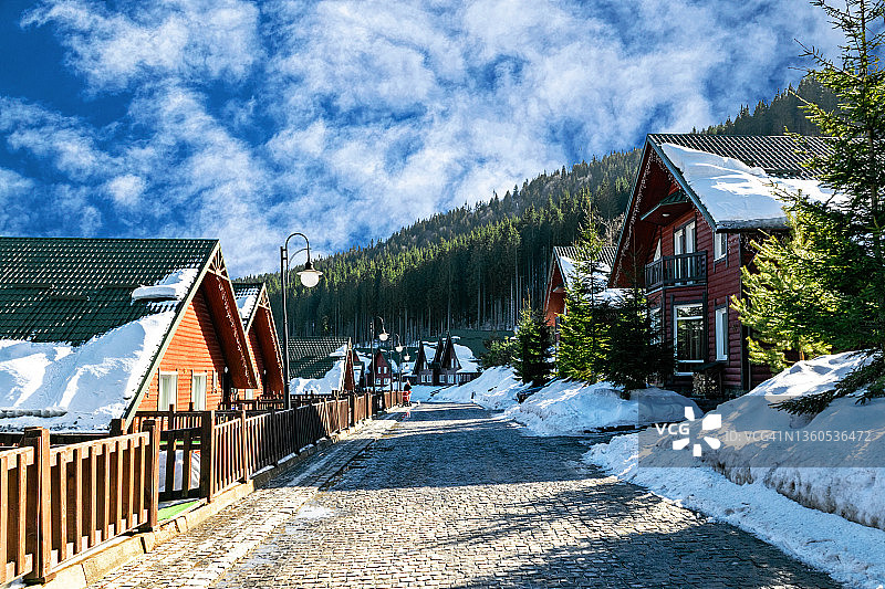 现代木屋在冬季旅游胜地的山区图片素材