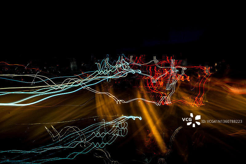 夜晚城市的灯光，交通堵塞图片素材