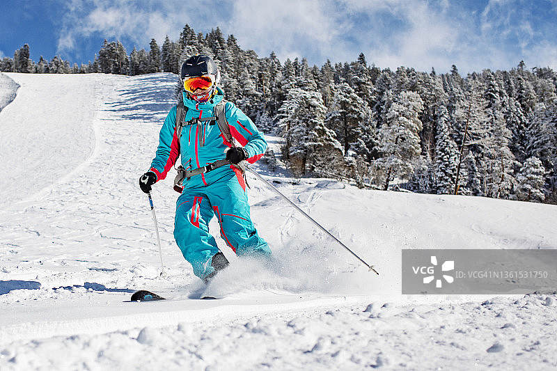 年轻女子滑雪图片素材