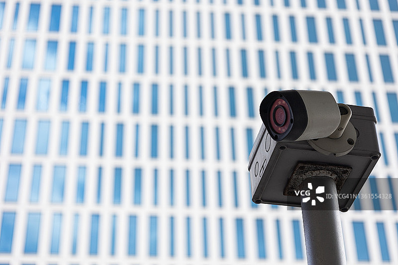对建筑物的安全摄像头的低角度视图图片素材