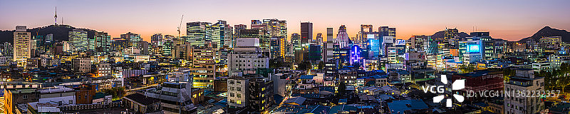 首尔霓虹灯，日落，摩天大楼拥挤，城市景观，空中全景韩国图片素材