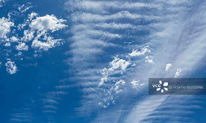 在开普敦蔚蓝色的天空中出现了卷云和层云图片素材
