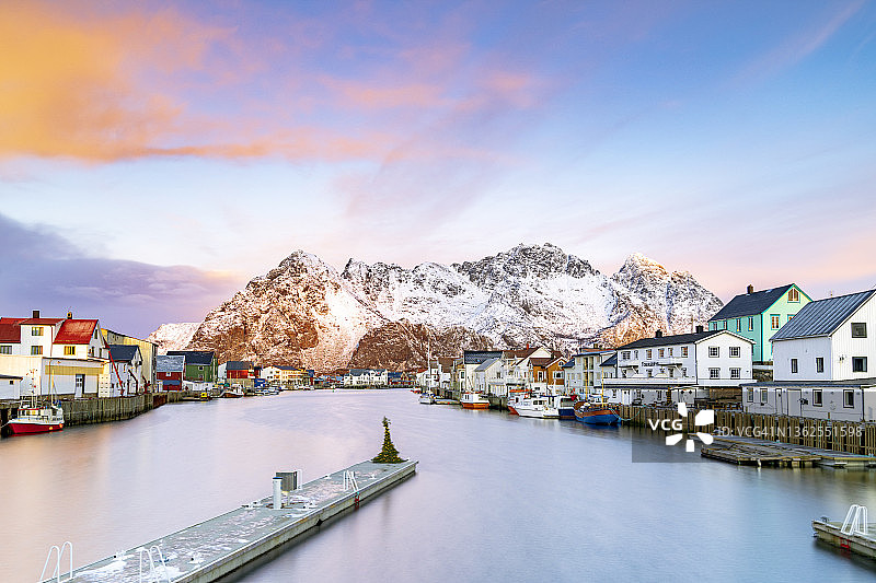 冬日拂晓的渔村和海港，挪威图片素材