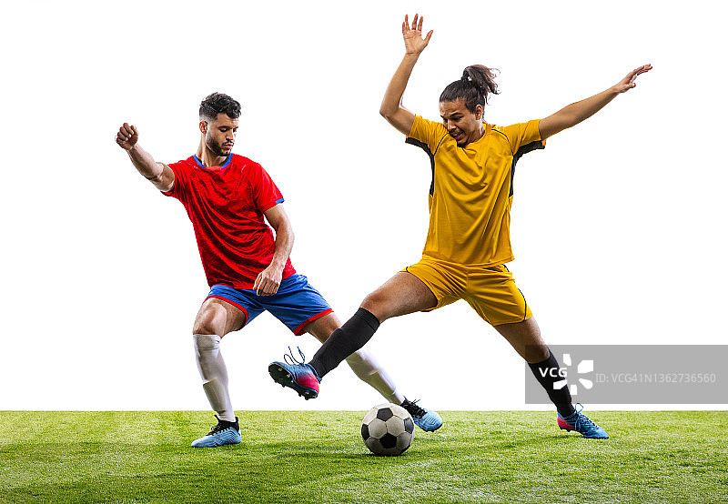 动态肖像的足球或足球运动员在运动，行动在草地地板孤立的白色背景图片素材