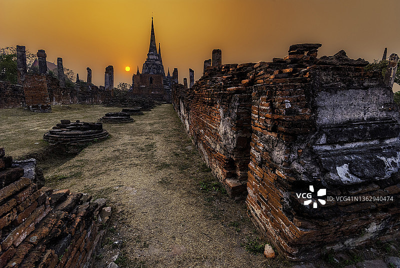 日落时分的Wat Phra Sri Sanphet寺庙建筑遗迹，泰国大城府。图片素材