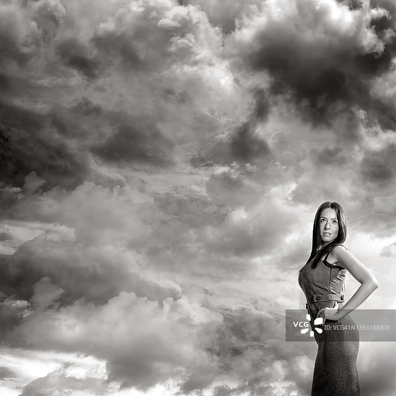 概念户外肖像的年轻白人妇女在风暴云图片素材