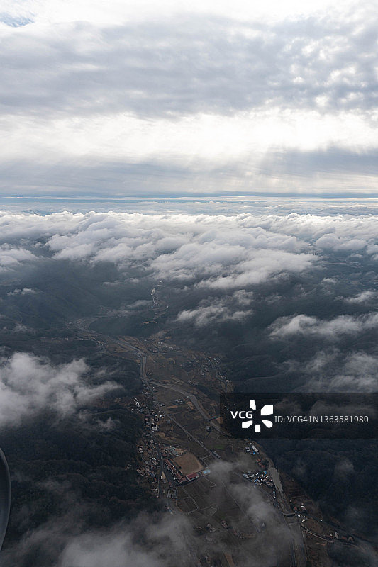 从飞机上俯瞰日本广岛的东广岛市图片素材