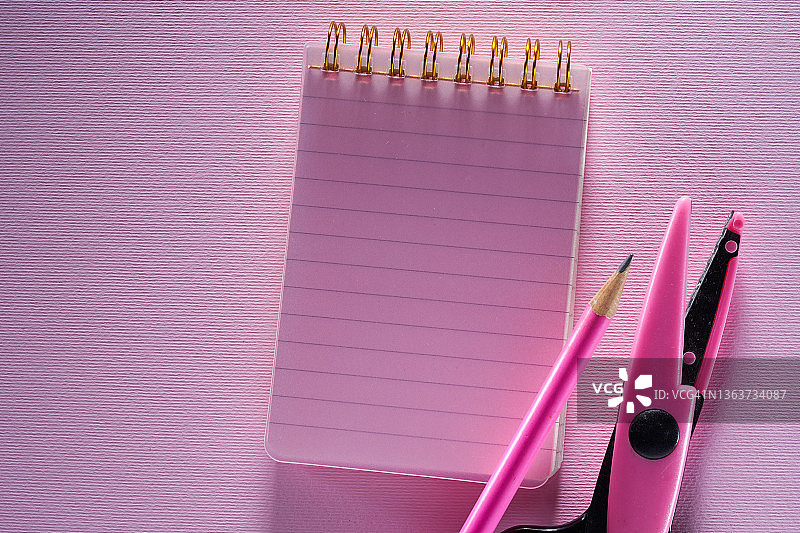 空白单线记事本与铅笔和艺术剪刀粉红色的背景图片素材