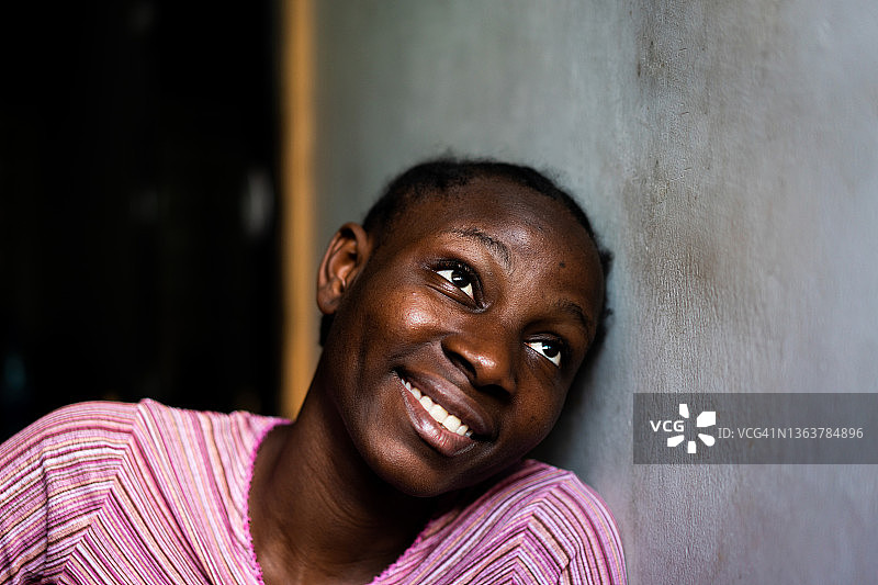 一个非洲微笑的年轻女子的肖像图片素材