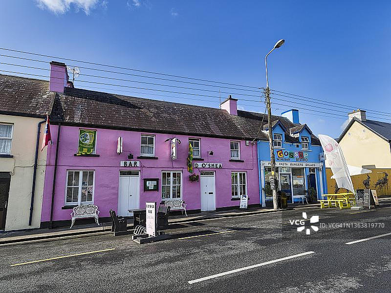 五颜六色的房子，酒吧，披萨店，喷嚏，全景环克里路，Iveragh半岛，爱尔兰图片素材