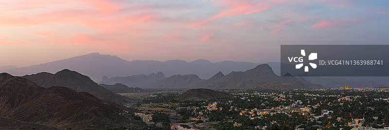 日落时山谷的全景，巴林，阿曼图片素材