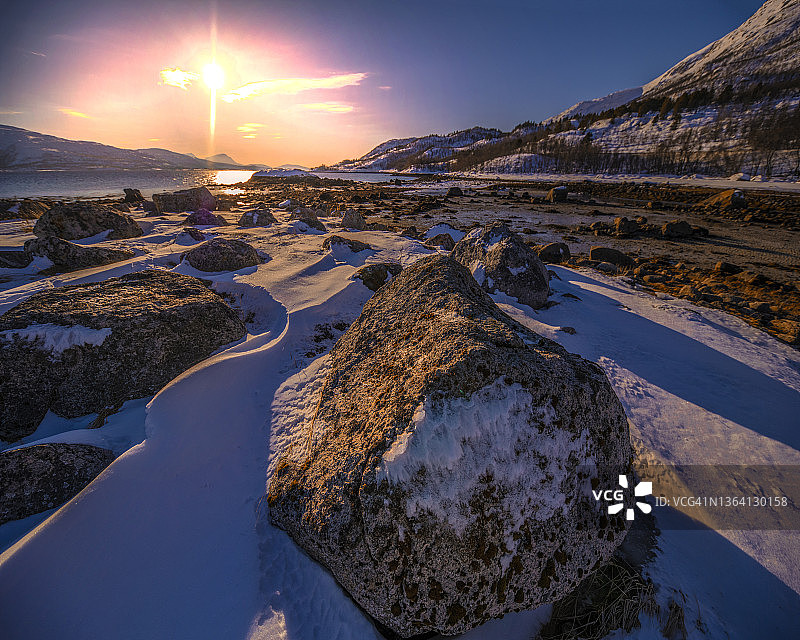 背光穿过挪威北极罗浮敦的菲斯克峡湾图片素材