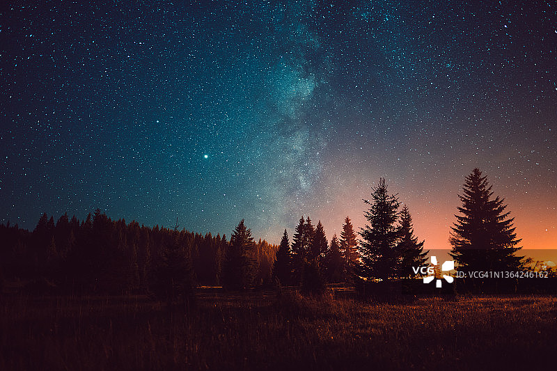 夜空中有银河在森林之上图片素材