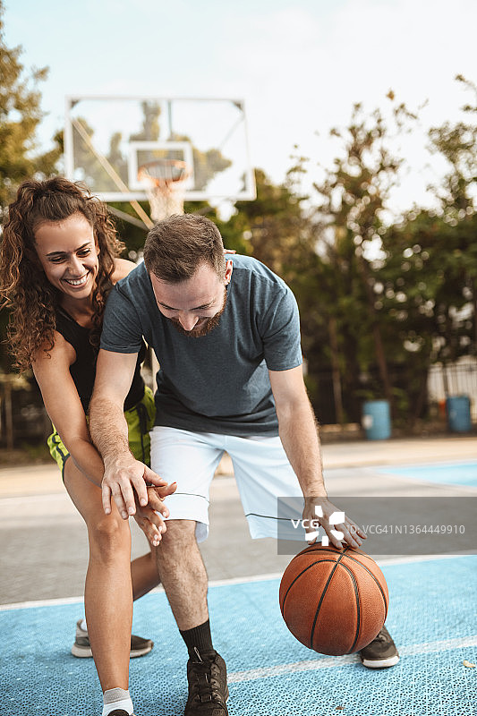 篮球比赛中大胡子男对女友的运球时间图片素材