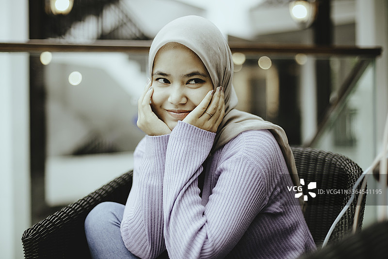 微笑的年轻穆斯林妇女的肖像图片素材