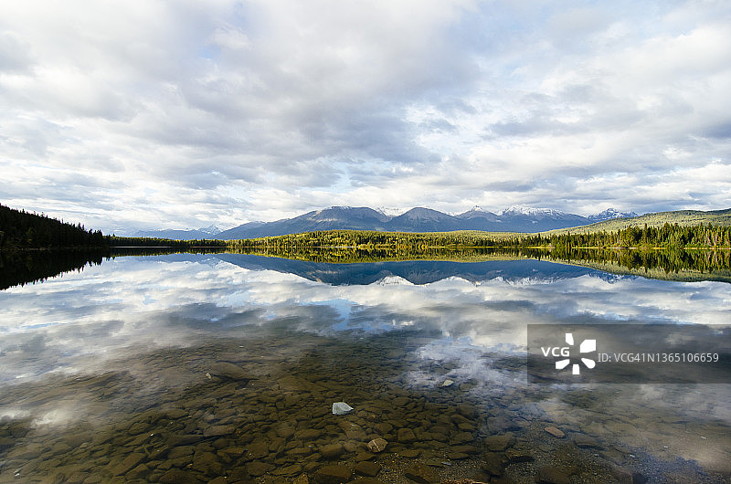 金字塔山脉反射在金字塔湖，加拿大落基山脉图片素材
