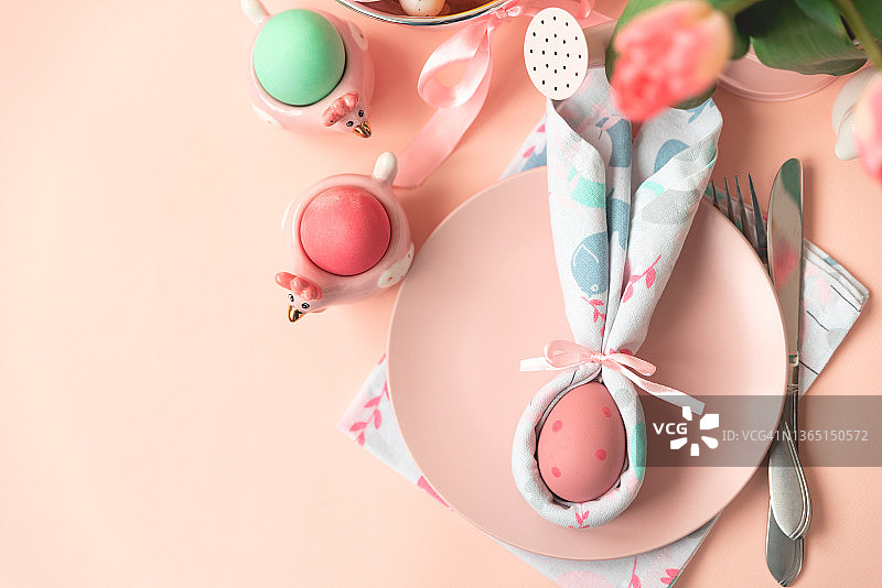 节日复活节餐桌设置餐巾复活节兔子粉红色的桌子。复活节庆祝活动的概念。软的焦点。前视图。本空间图片素材