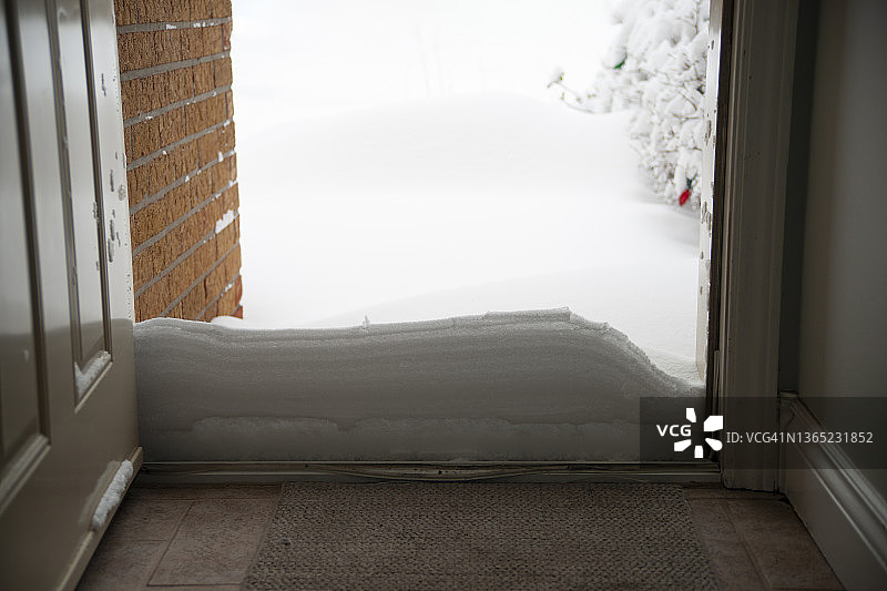 暴风雪过后大门入口图片素材