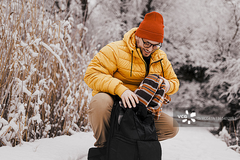 年轻人为雪天背包图片素材