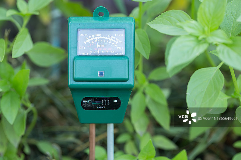Ph计，湿度和光度传感器现代园艺和农业概念图片素材