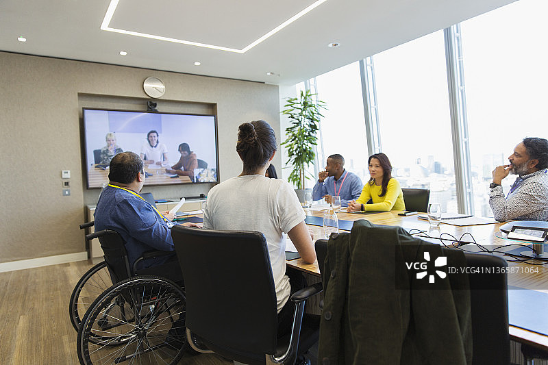 商务人士视频会议在会议室会议图片素材