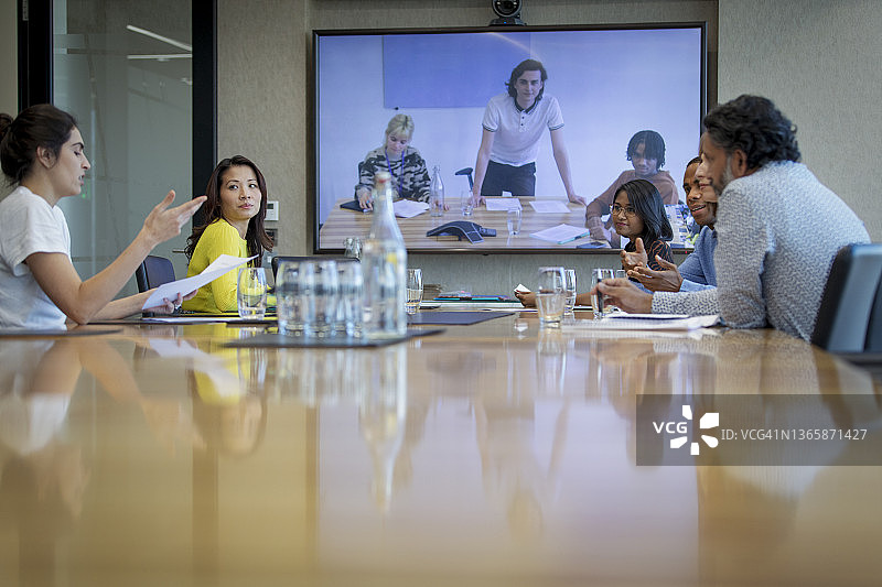 商务人士视频会议在会议室会议图片素材