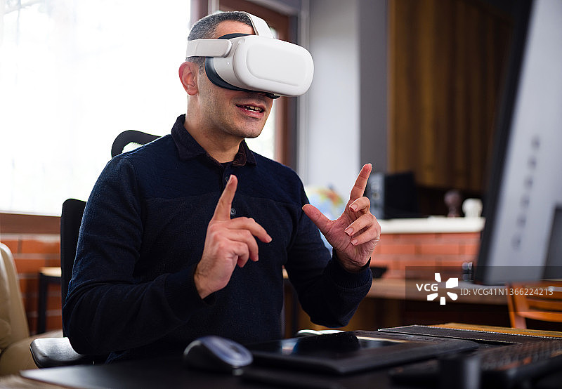 商务人士戴着VR头盔在家开商务会议图片素材