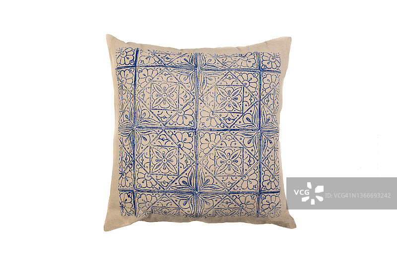 装饰枕头在米白色与几何图案在蓝色孤立在白色背景上图片素材