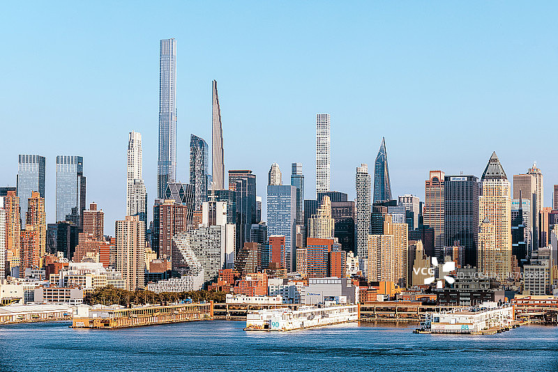 新的未来主义摩天大楼在曼哈顿中城，纽约市，美国图片素材