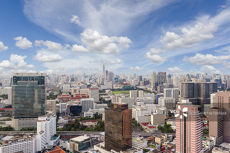 在一个阳光明媚的日子里，泰国曼谷，俯瞰曼谷市中心的现代办公大楼图片素材