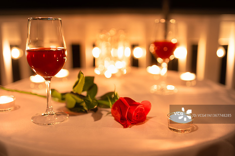 情人节快乐。浪漫的烛光晚餐。图片素材