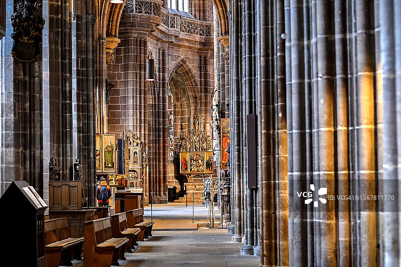 欧洲，德国纽伦堡市圣洛伦兹教堂美丽的内部装饰图片素材