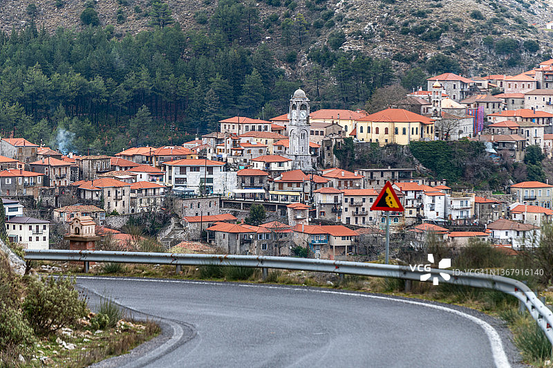 弯道的背景是迪米特里萨纳村图片素材