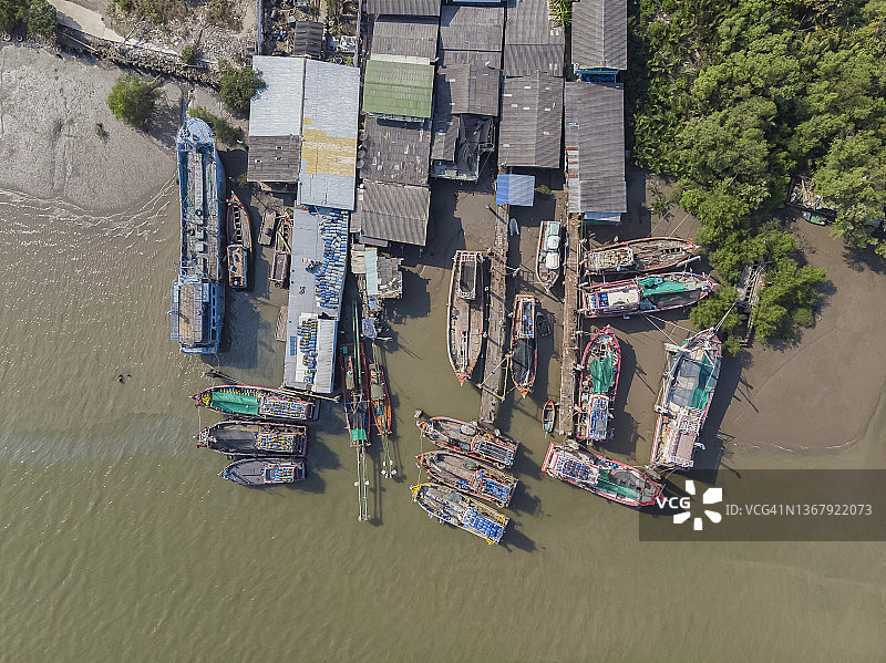 鸟瞰图，一个大型的渔人码头，许多渔船停泊在海边的码头上。图片素材