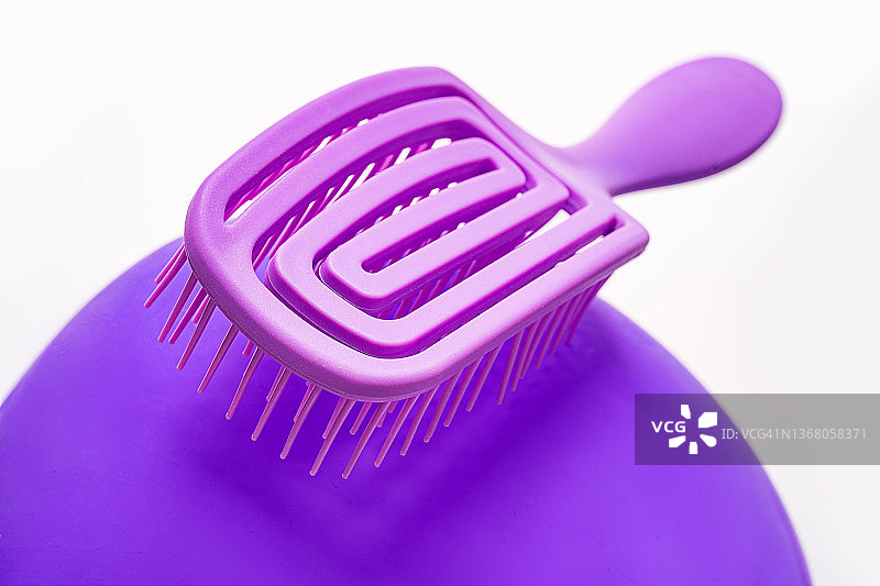 美容产品硅胶淋浴头发湿刷或头发头皮按摩器充气气球上的时尚颜色2022年非常佩里紫色紫罗兰紫色薰衣草。图片素材