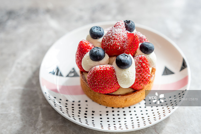 海绵蛋糕，草莓，蓝莓和奶油馅饼图片素材