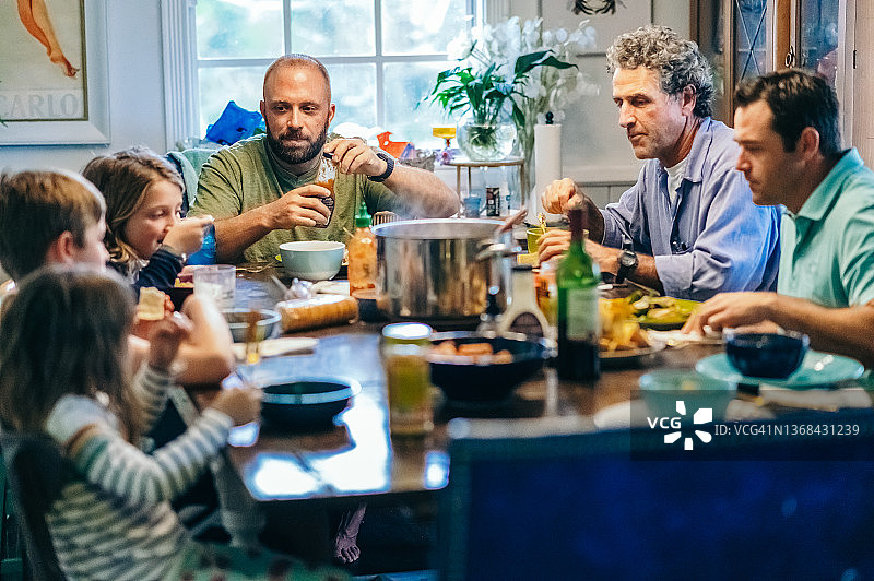 几代美国中产阶级家庭在家里一起吃饭图片素材