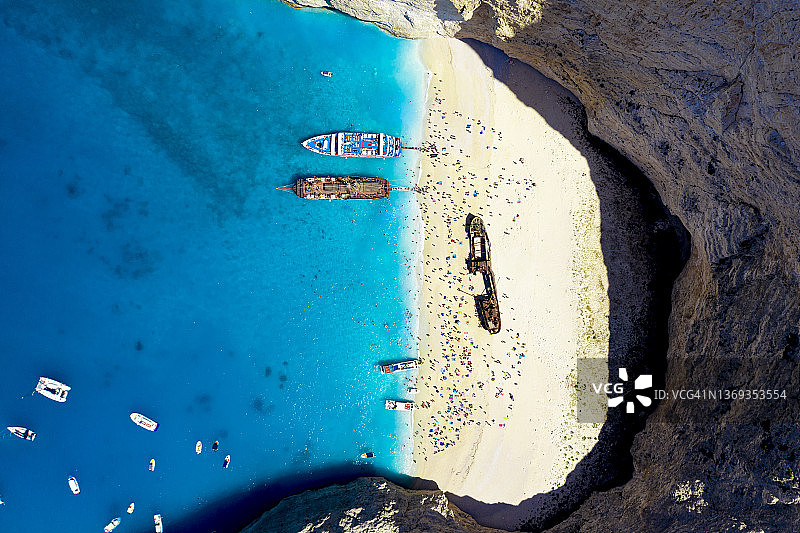 扎金索斯著名的沉船海滩上的绿松石泻湖图片素材