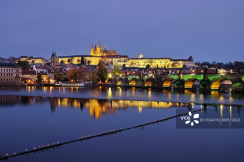 布拉格城堡的夜景，老城区和查尔斯桥-捷克共和国图片素材