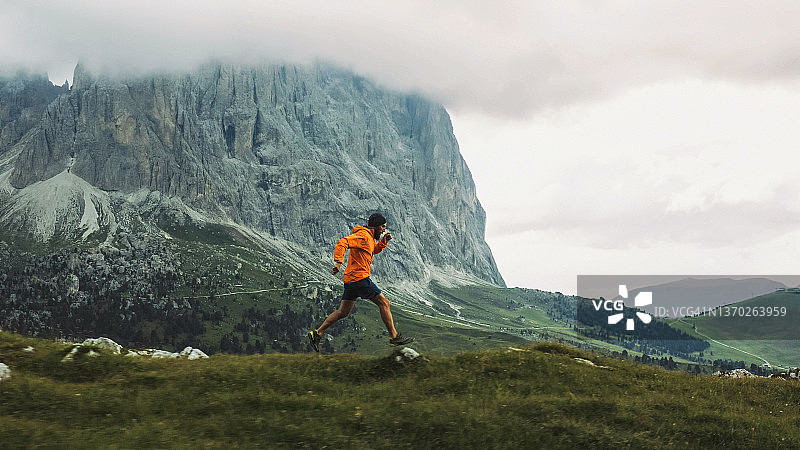 人在山上跑步:白云石人图片素材