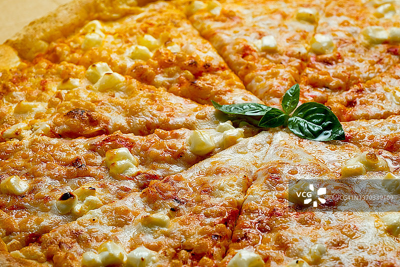 意大利披萨，装在披萨盒里，供外卖，白色背景或桌子上。玛格丽塔披萨配番茄和奶酪，切成块，不带肉。素食的概念，快餐不健康的食物。送货到您的家或单位。副本的空间。图片素材
